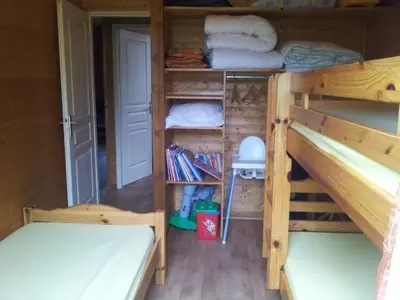 Un ou plusieurs lits superposés dans un hébergement de l'établissement Chalets les Silènes
