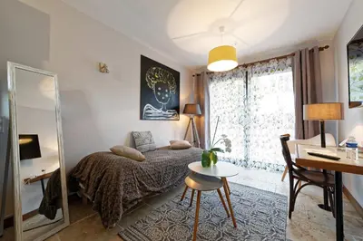Un ou plusieurs lits dans un hébergement de l'établissement Pied à Terre - Appart'hôtels au coeur d'Autun