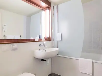 Salle de bains dans l'établissement Campanile Dijon Sud - Marsannay