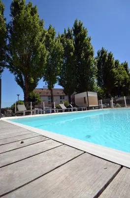Piscine de l'établissement Kyriad Dijon Est Mirande ou située à proximité