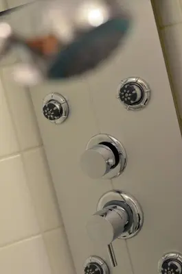 Salle de bains dans l'établissement Kyriad Dijon Est Mirande
