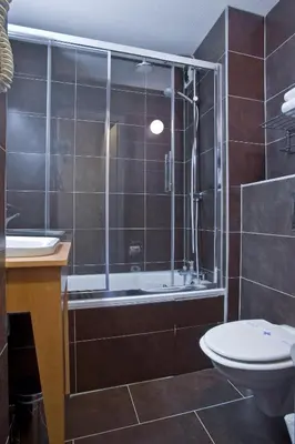 Salle de bains dans l'établissement Kyriad Dijon Est Mirande