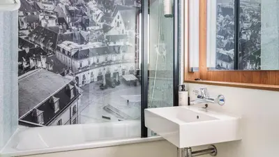 Salle de bains dans l'établissement Campanile NATURE - Dijon Est Saint-Apollinaire