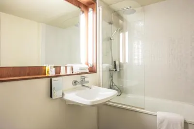 Salle de bains dans l'établissement Campanile Avallon