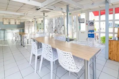 Restaurant ou autre lieu de restauration dans l'établissement Brit Hotel Macon Nord Autoroute du Soleil