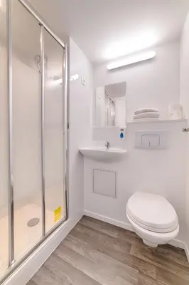 Salle de bains dans l'établissement Brit Hotel Macon Nord Autoroute du Soleil