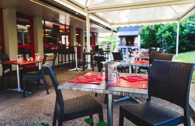 Restaurant ou autre lieu de restauration dans l'établissement Logis Hotel Lons-le-Saunier - Restaurant Le Grill