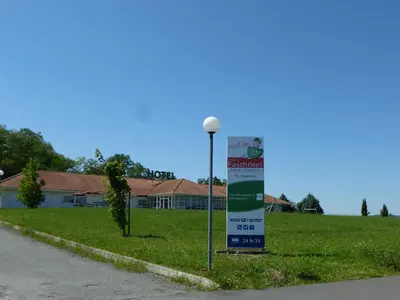 Certificat, récompense, panneau ou autre document affiché dans l'établissement Fasthotel Well Inn Mâcon sud - un hôtel FH Confort