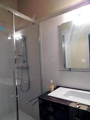 Salle de bains dans l'établissement Maison Romane 1136