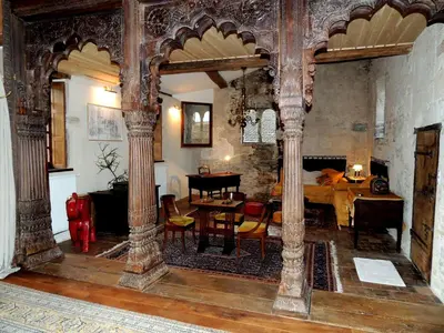 Coin salon dans l'établissement Maison Romane 1136