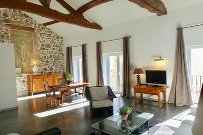 Télévision ou salle de divertissement dans l'établissement Les Hauts de CLuny