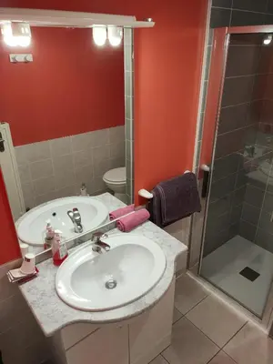 Salle de bains dans l'établissement La ferme du Grand Faubourg