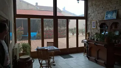 Télévision ou salle de divertissement dans l'établissement La ferme du Grand Faubourg