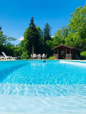 Piscine de l'établissement Domaine Du Moulin Vallée Heureuse ou située à proximité