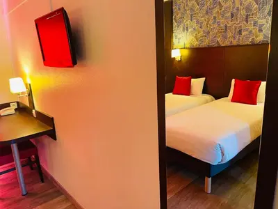 Un ou plusieurs lits dans un hébergement de l'établissement Hôtel Restaurant Kyriad Direct DIJON NORD - Zenith - Toison d'Or