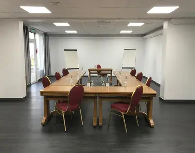 Espace de conférence ou salle de réunion dans l'établissement Hôtel Restaurant Kyriad Direct DIJON NORD - Zenith - Toison d'Or