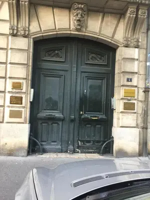 Façade ou entrée de l'établissement Le Jardin Darcy Liberté Hyper centre gare-ville parking public payant dans la rue