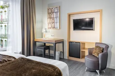 Télévision ou salle de divertissement dans l'établissement Logis Grand Hôtel Des Bains
