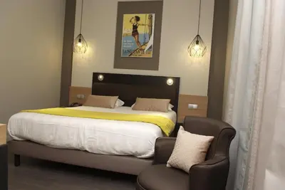Un ou plusieurs lits dans un hébergement de l'établissement Logis Grand Hôtel Des Bains