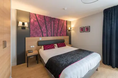 Un ou plusieurs lits dans un hébergement de l'établissement Logis Grand Hôtel Des Bains