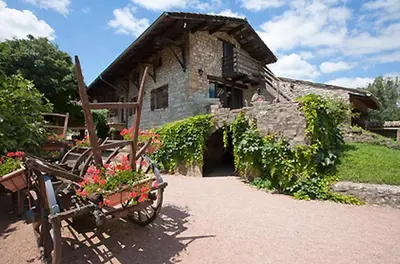 Jardin de l'établissement Logis Hôtel Restaurant La Vieille Ferme, Mâcon Nord