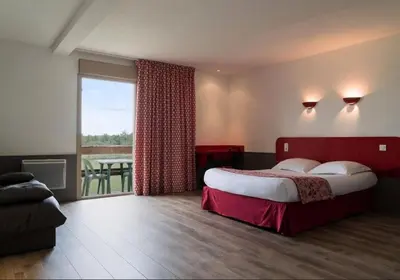 Un ou plusieurs lits dans un hébergement de l'établissement Logis Hôtel Restaurant La Vieille Ferme, Mâcon Nord