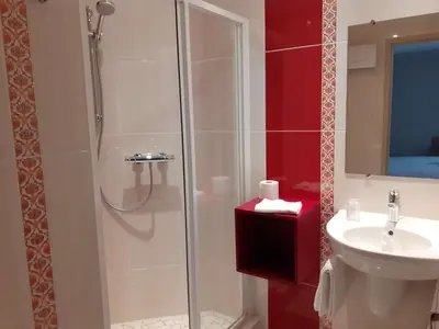 Salle de bains dans l'établissement Hôtel du Nord
