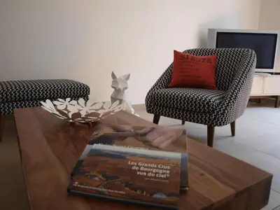 Coin salon dans l'établissement Cottage nuiton