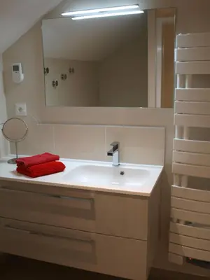 Salle de bains dans l'établissement Cottage nuiton