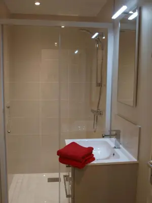 Salle de bains dans l'établissement Cottage nuiton