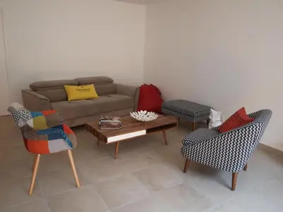 Coin salon dans l'établissement Cottage nuiton