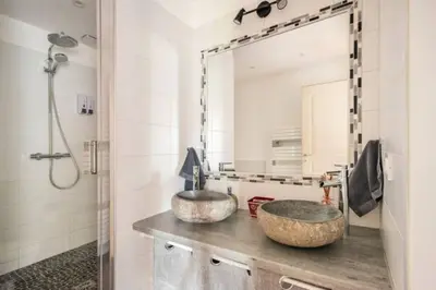 Salle de bains dans l'établissement B&B Des Histoires d'Anges - Côté Jardin - Accueil Vélo