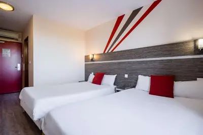Un ou plusieurs lits dans un hébergement de l'établissement Kyriad Dijon Sud - Longvic