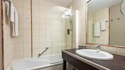 Salle de bains dans l'établissement Logis Hostellerie D'Aussois