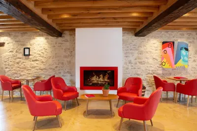 Coin salon dans l'établissement Hotel Le Clos De La Vouge