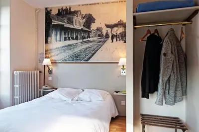 Un ou plusieurs lits dans un hébergement de l'établissement Contact Hôtel du Commerce et son restaurant Côte à Côte