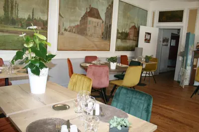 Coin salon dans l'établissement Logis Hostellerie Bressane