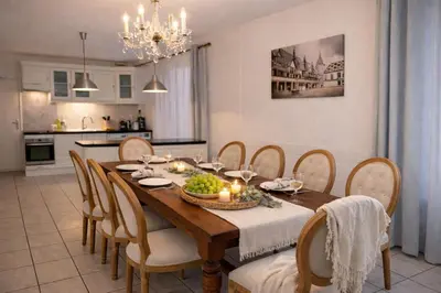 Cuisine ou kitchenette dans l'établissement Maison à Beaune
