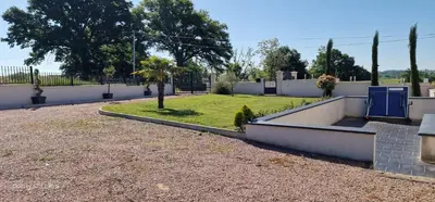 Jardin de l'établissement Gite de la Combe Ganat 3 étoiles