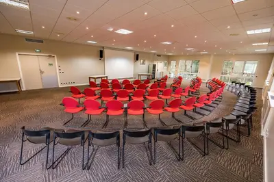 Espace de conférence ou salle de réunion dans l'établissement Logis Hôtel Golf Le Domaine Du Val De Sorne