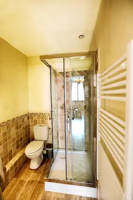 Salle de bains dans l'établissement L'Aristoloche
