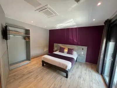 Un ou plusieurs lits dans un hébergement de l'établissement Hôtel Logis Restaurant La Fontaine