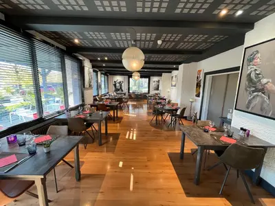 Restaurant ou autre lieu de restauration dans l'établissement Hôtel Logis Restaurant La Fontaine