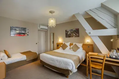 Un ou plusieurs lits dans un hébergement de l'établissement Hôtel Le Vouglans - Restaurant La Valouse