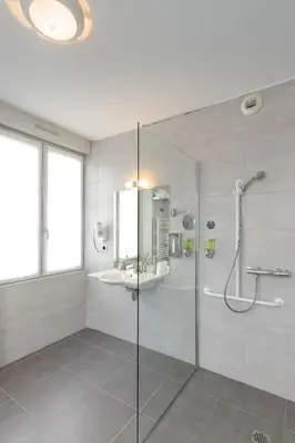 Salle de bains dans l'établissement Hôtel Le Vouglans - Restaurant La Valouse