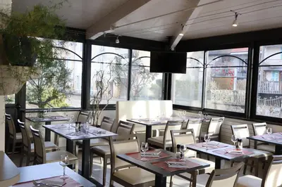Restaurant ou autre lieu de restauration dans l'établissement Hôtel Le Vouglans - Restaurant La Valouse