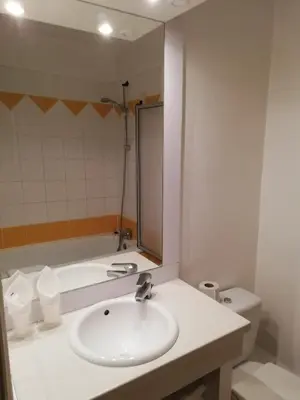 Salle de bains dans l'établissement La Poularde