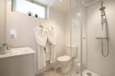 Salle de bains dans l'établissement Les Demeures du Tonnelier ''La Maison Pini''
