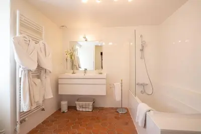 Salle de bains dans l'établissement Les Demeures du Tonnelier ''La Maison Pini''