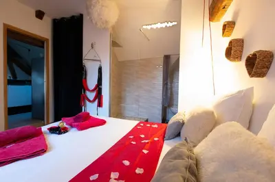 Un ou plusieurs lits dans un hébergement de l'établissement Loveappart21 Pimentez votre vie de couple